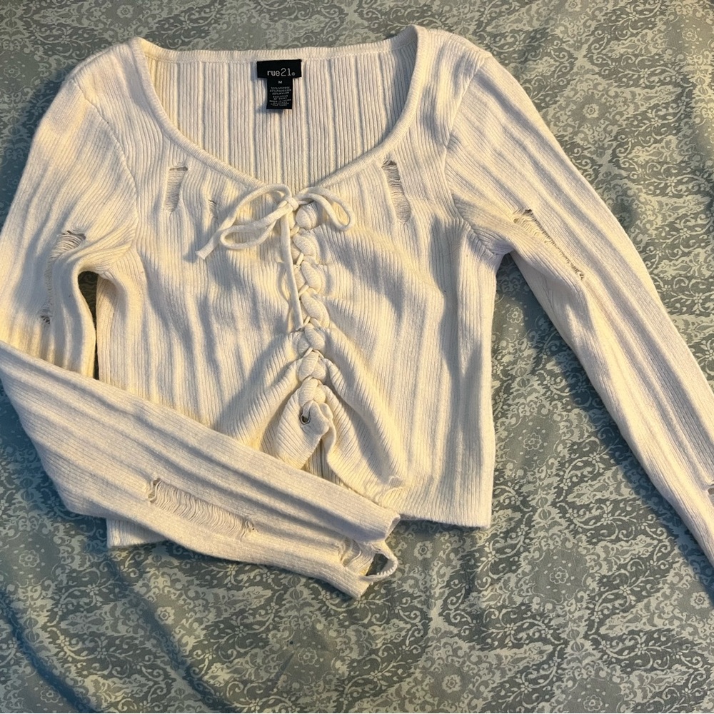 White Sweater w/ Slight Distressed Detailing size M